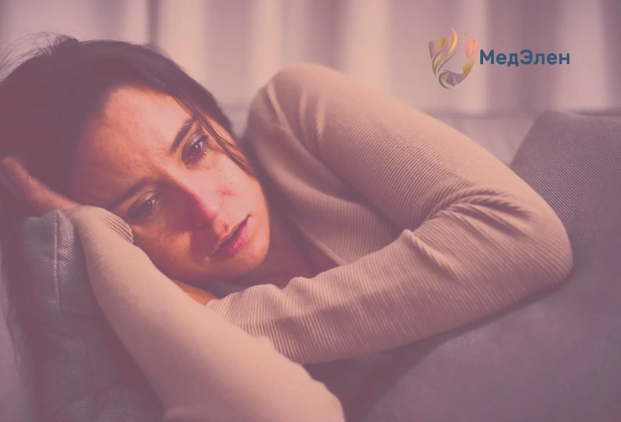 Девушка лежит на диване