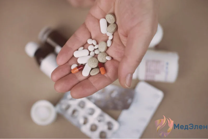 В руке лежат таблетки 